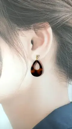 ベッコウ柄涙型ポストピアス