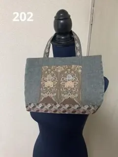 刺繍入りグレー系トートバッグ