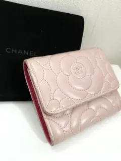 CHANEL ウォレット カメリアピンクラムスキン三つ折り