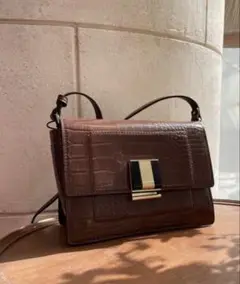 【FIORELLI】型押しスクエアショルダーバッグ　loungedress
