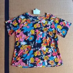 新品タグつき　カジュアルカットソー　花柄