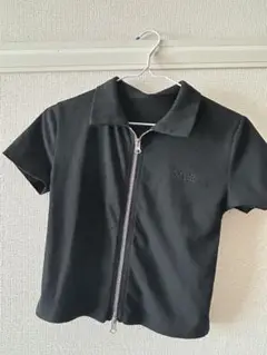 ジッパー付き黒半袖ポロシャツ