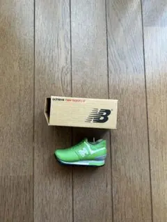 New Balance ミニチュアスニーカー 緑色