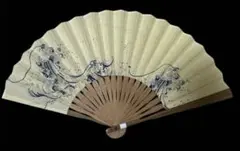 新品未使用　波模様の布製　クリーム色扇子 専用ケース付き
