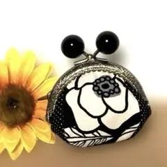 ハンドメイド　ぷくぷく　がま口ポーチ　白のお花　黒のあめ玉付　黒