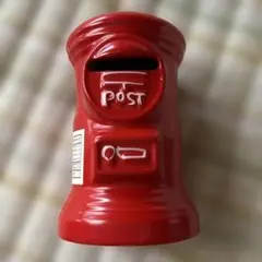 赤い郵便ポスト型貯金箱