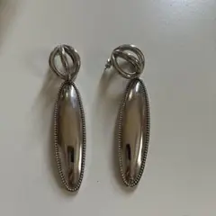 シルバーオーバル型ピアス