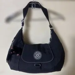 訳あり　Kipling ブラックショルダーバッグ チャーム付き