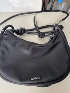 GANNI ブラック ショルダーバッグ
