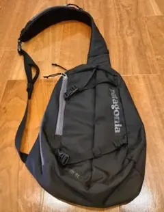 patagonia ボディバッグ 黒　Atom8L