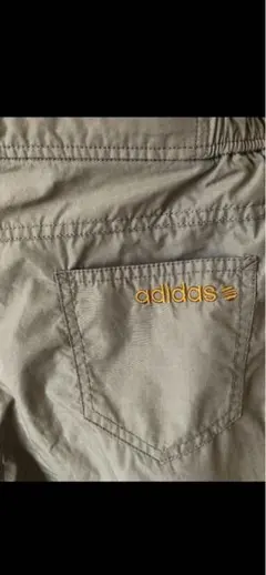 adidas オリーブグリーン パンツ