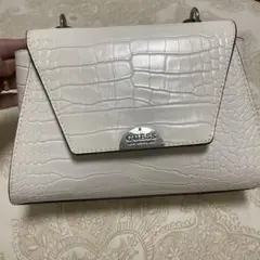 GUESS ホワイトショルダーバッグ