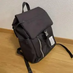 黒いナイロンリュック フラップ式
