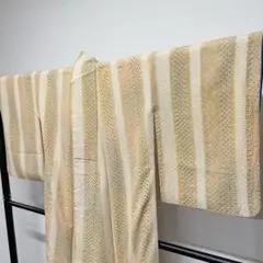 柔らかな山吹色に縦縞の絞りの小紋 着物