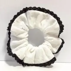 まっしろと黒レース　バイカラーシュシュ　ハンドメイド　シンプル