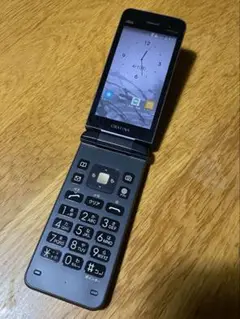 GRATINA KYF39 ブラック　折りたたみ式携帯電話