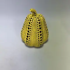 黄色と黒の水玉模様のカボチャ型オブジェ