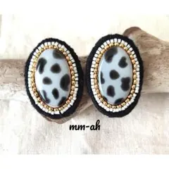 手書きカウ柄ブラック刺繍ピアス