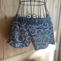 値下げ ボルコム　花柄ショートパンツ 黒と白