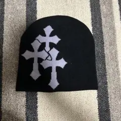 黒いクロス模様のビーニー帽子