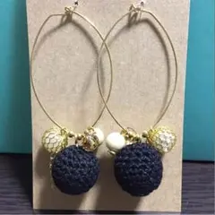 ニットボールの揺れるピアス