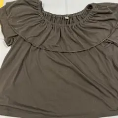 オフショルダー紺トップス