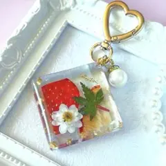 珍しい‼️いちごと花かんざしと楓のスクエアボックス　キーホルダー　レジン　紅葉