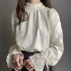 【FILLOU】新品未使用 フリルカラーフラワージャガードブラウス