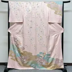 薄いピンク色に花が描かれた訪問着 着物