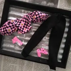 バービー　 着せ替え服セット　 黒とピンクのチェックとスマイリーフェイス柄