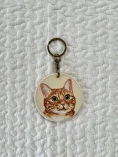 新品 EMJOUR エンジュールキーホルダー 両面刺繍チャーム 茶トラ