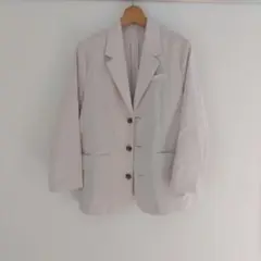 薄いベージュ テーラードジャケット