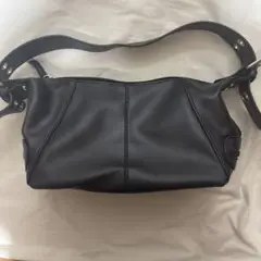 黒のハンドバッグ ジッパー付き