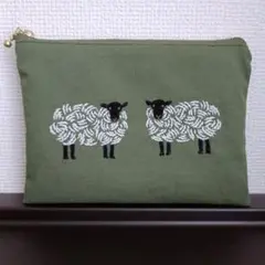 黒い顔の羊の刺繍のポーチ(フラット）