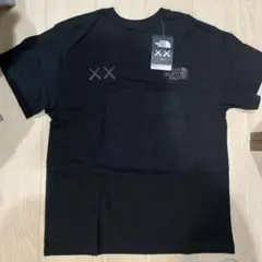 ノースフェイス&カウズコラボ半袖Tシャツブラック（サイズM）