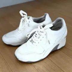ヒールスニーカー　ヒールアップスニーカー