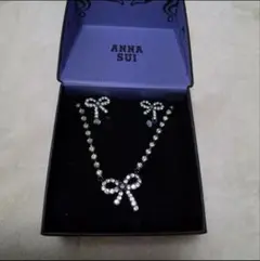 【ANNA SUI】ネックレスとイヤリングのセット　ラインストーンリボン