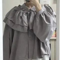 フリル付きシャツ