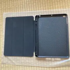 iPad ケース 黒 折りたたみ式 プラスチック製　自宅使用品