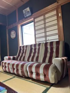 3人掛けソファ 赤とベージュストライプのレトロなソファ