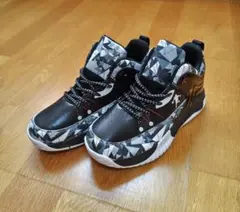 キッズ　バスケットボールシューズ　黒×白　22cm