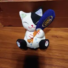ちりめん　猫の置物 青い福うちわ