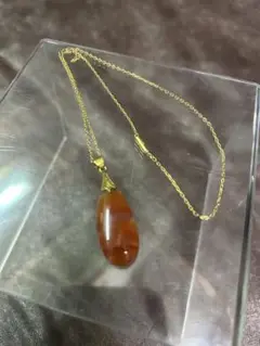明るい色のメノウのネックレス