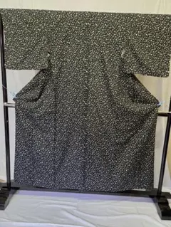 黒地に白の小紋模様の着物393