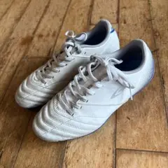 サッカーシューズ ホワイト シンプル デザイン