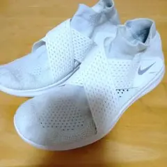 NIKE 　スニーカー　フリーラン モーション フライニット ホワイト　23.5
