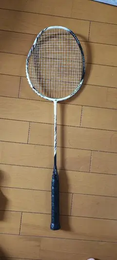 激安！YONEX　アストロクス99 バドミントンラケット ホワイト/ブラック