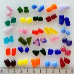ガラスナギット。カラフルフラットビーズ。６０こ(３０ペア)７,６～１６㎜位(長