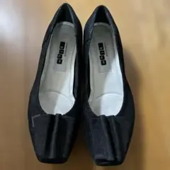 リボン付きブラックフラットシューズ