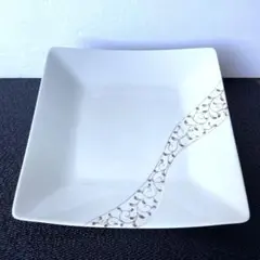 装飾的な四角い陶器の皿　シックな大皿